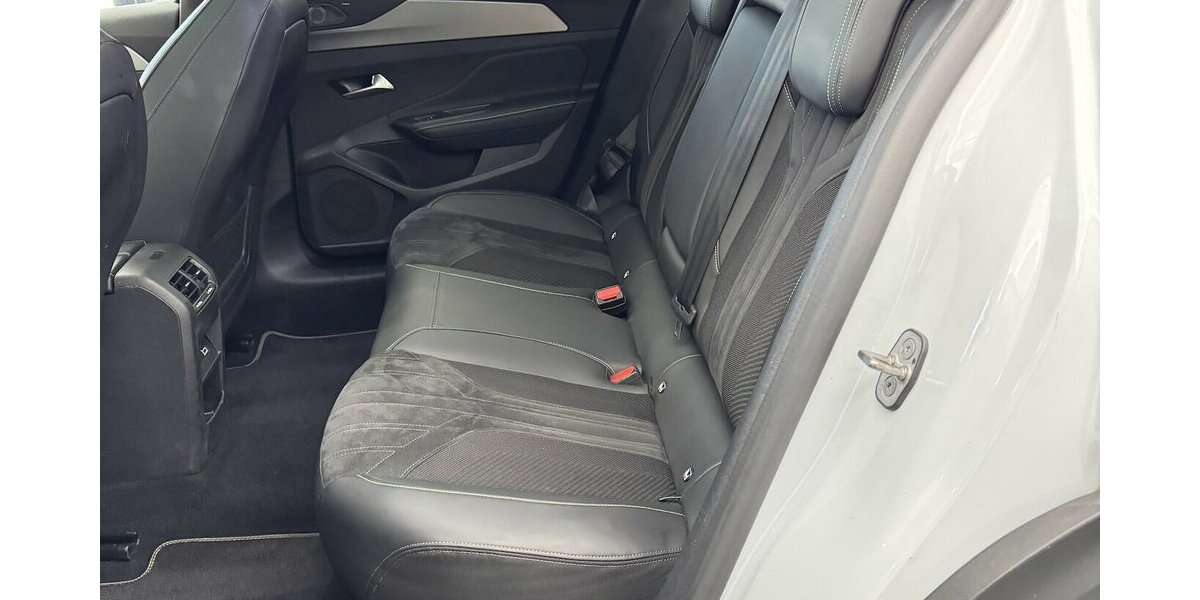 Peugeot 408 GT 130 PureTech EAT8 Focal Panodach 32.000 km 24.120 &euro; Lich 35423