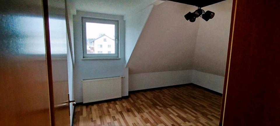 Dachgeschoßwohnung Aßlar - 3 Zimmer, 75 m&sup2;, 1.100&euro; | Angebot:26250164