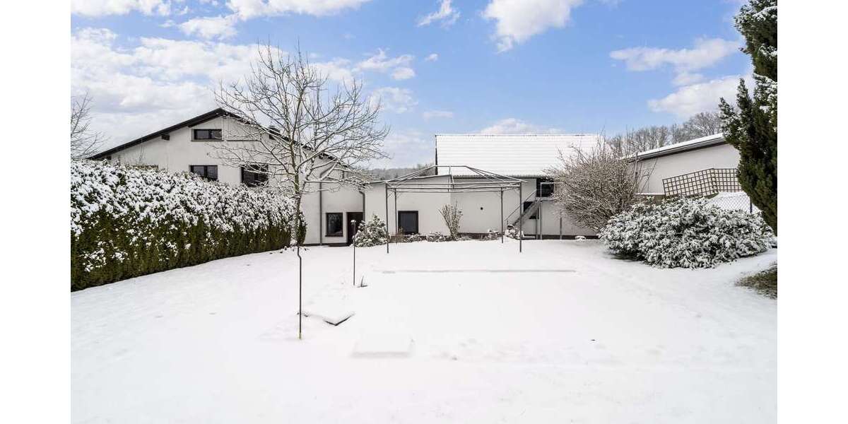 Platz ohne Grenzen: Zweifamilienhaus mit Halle für Familie & Anleger - Zweifamilienhaus Weinbach | Angebot:25025563