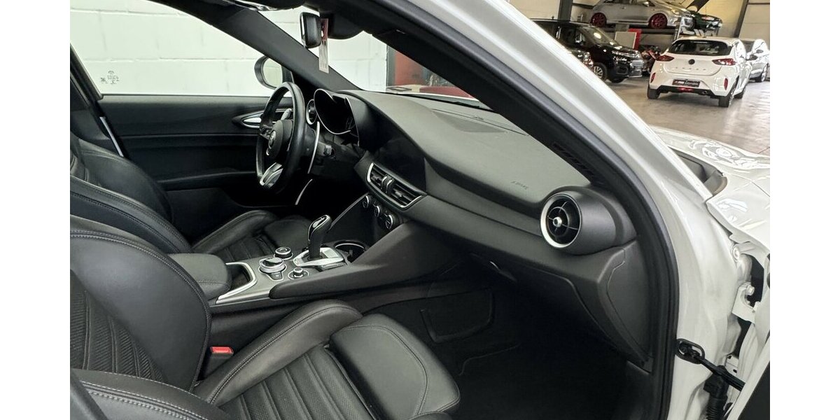 Alfa Romeo Giulia 2.0 Veloce Q4 Turbo Panoramadach Xenon 43.300 km 32.130 &euro; Lich 35423