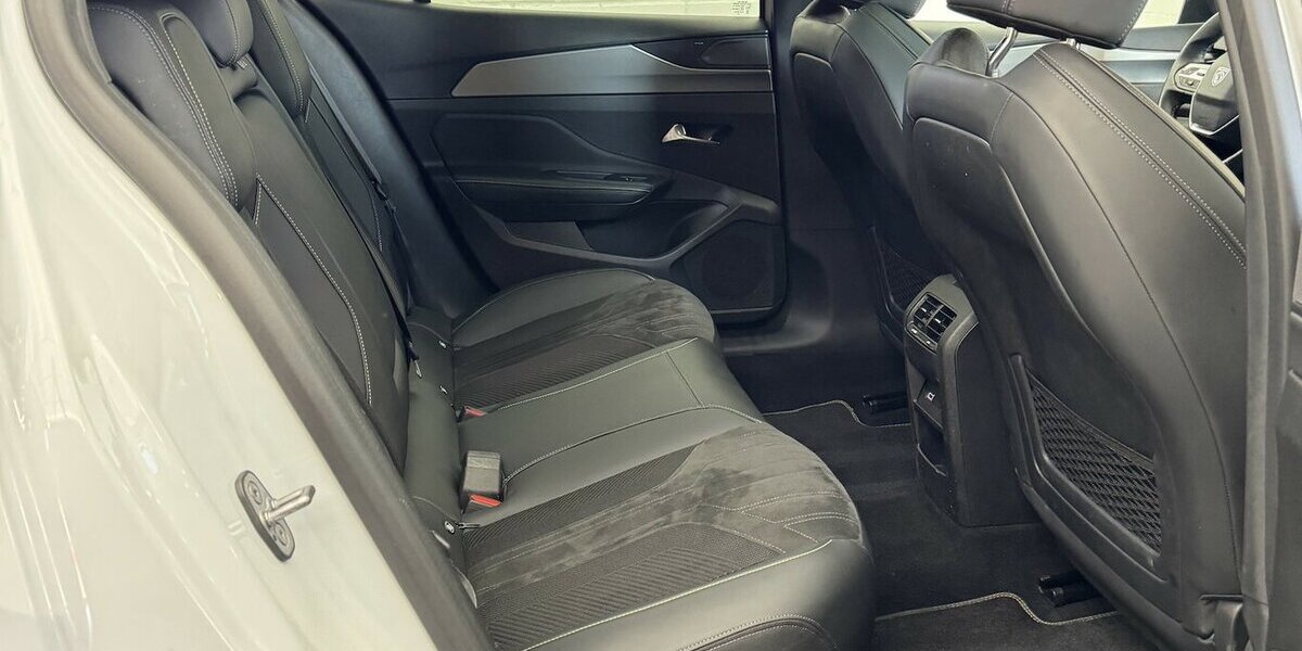 Peugeot 408 GT 130 PureTech EAT8 Focal Panodach 32.000 km 24.120 &euro; Lich 35423