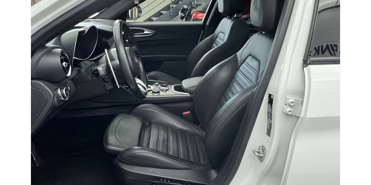 Alfa Romeo Giulia 2.0 Veloce Q4 Turbo Panoramadach Xenon 43.300 km 32.970 &euro; Lich 35423