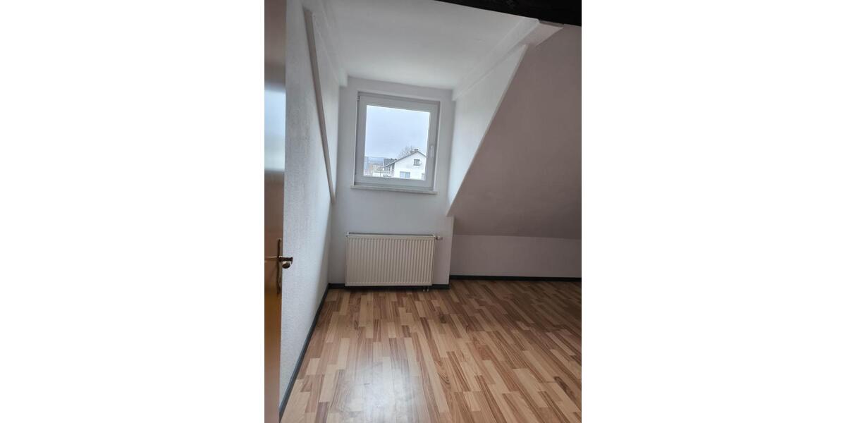 Dachgeschoßwohnung Ehringshausen - 3 Zimmer, 75 m&sup2;, 1.080&euro; | Angebot:25440013