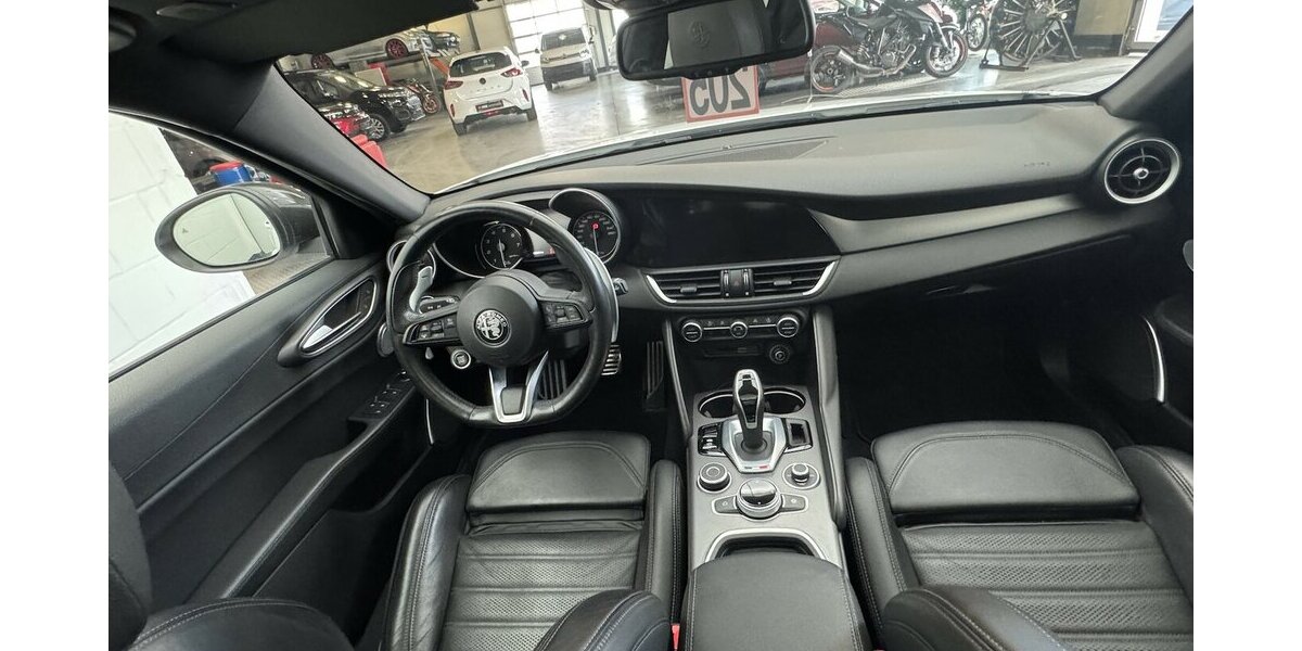 Alfa Romeo Giulia 2.0 Veloce Q4 Turbo Panoramadach Xenon 43.300 km 32.130 &euro; Lich 35423