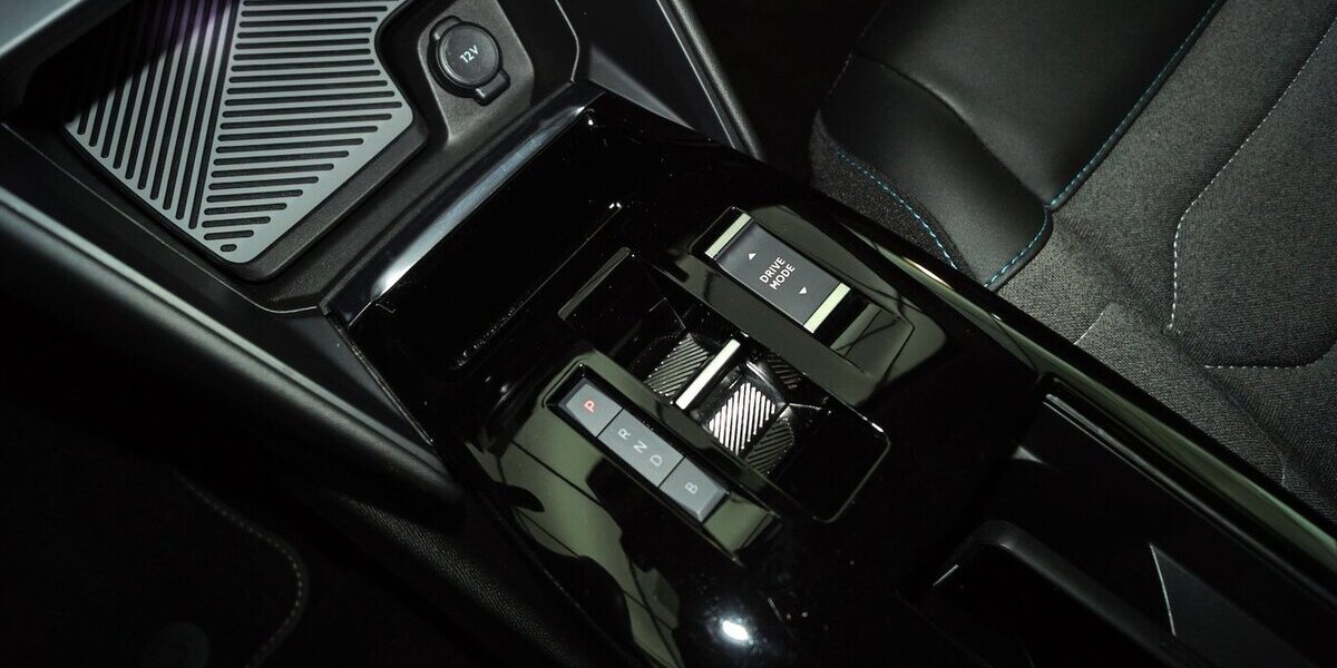 Citroen e-C4 e- 136 Shine 50 KWh LED CARPLAY 43.800 km 16.890 &euro; Lich 35423