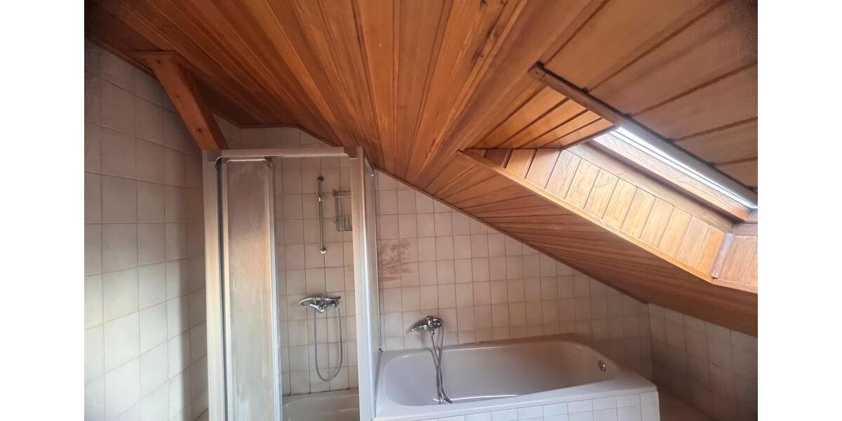 Dachgeschoßwohnung Aßlar - 3 Zimmer, 86 m&sup2;, 1.100&euro; | Angebot:25749667