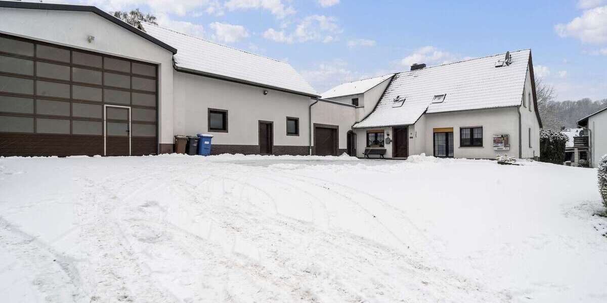 Platz ohne Grenzen: Zweifamilienhaus mit Halle für Familie & Anleger - Zweifamilienhaus Weinbach | Angebot:25025563