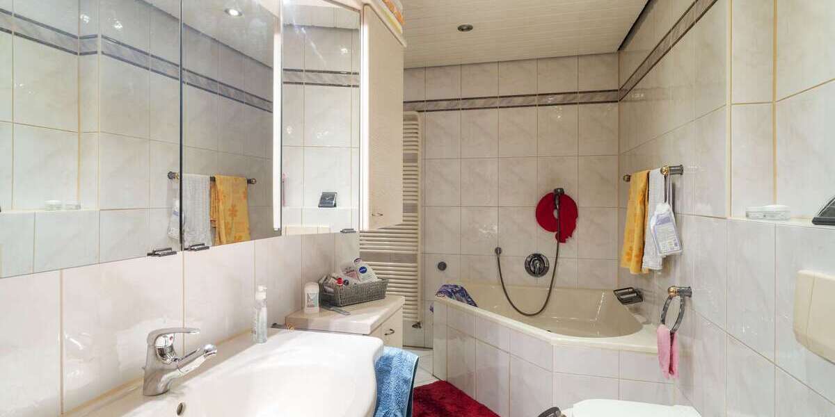 Platz ohne Grenzen: Zweifamilienhaus mit Halle für Familie & Anleger - Zweifamilienhaus Weinbach | Angebot:25025563