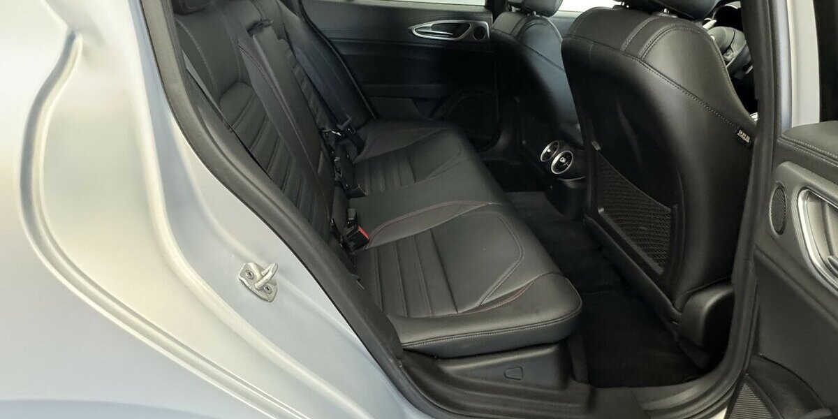 Alfa Romeo Giulia 2.0 Competizione Q4 Turbo Panoramadach 17.100 km 38.460 &euro; Lich 35423