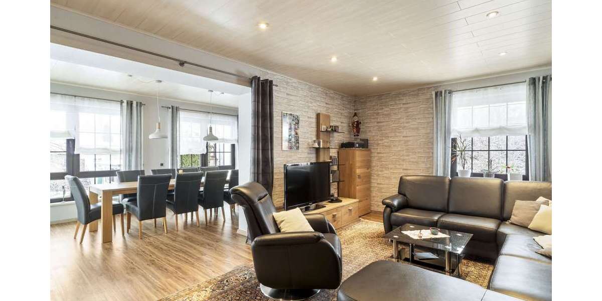 Platz ohne Grenzen: Zweifamilienhaus mit Halle für Familie & Anleger - Zweifamilienhaus Weinbach | Angebot:25025563