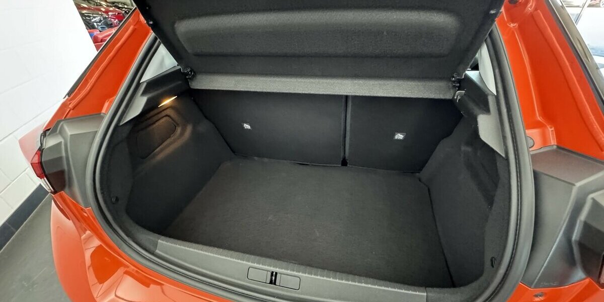 Opel Corsa e Edition 1.Hand 50 kWh Carplay Tempomat 13.400 km 14.620 &euro; Lich 35423