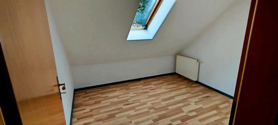 Dachgeschoßwohnung Aßlar - 3 Zimmer, 75 m&sup2;, 1.100&euro; | Angebot:26250164