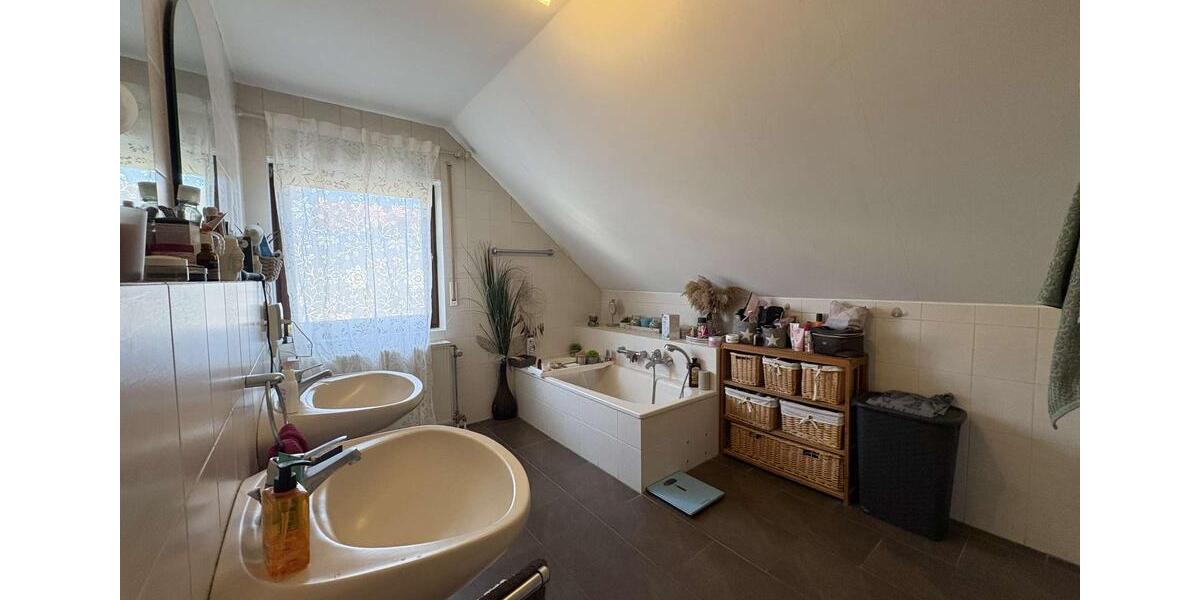 Einfamilienhaus Butzbach - 5 Zimmer, 141 m&sup2;, 1.790&euro; | Angebot:25099077