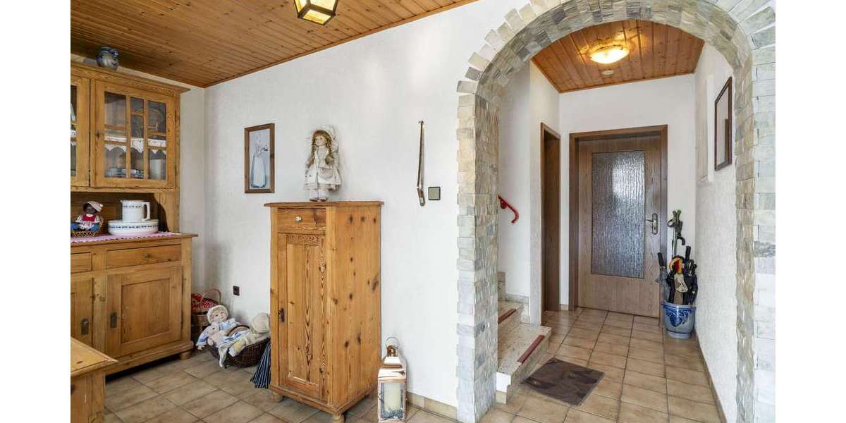 Platz ohne Grenzen: Zweifamilienhaus mit Halle für Familie & Anleger - Zweifamilienhaus Weinbach | Angebot:25025563