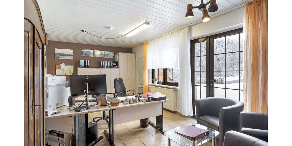 Platz ohne Grenzen: Zweifamilienhaus mit Halle für Familie & Anleger - Zweifamilienhaus Weinbach | Angebot:25025563