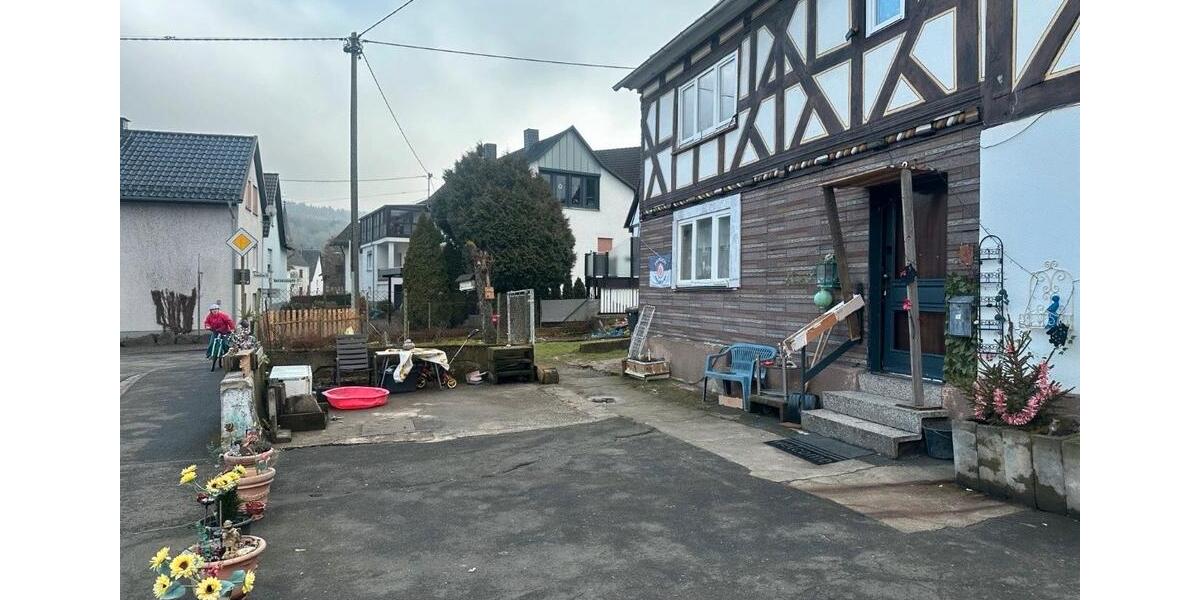 Einfamilienhaus Haiger - 7 Zimmer, 140 m&sup2;, 160.000&euro; | Angebot:26762769