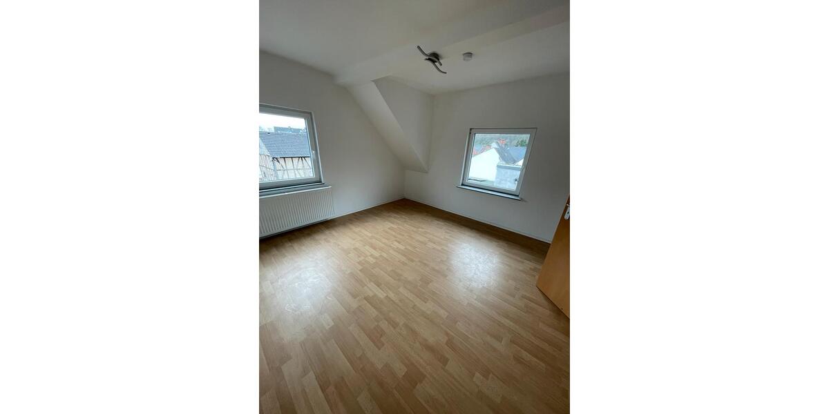 Etagenwohnung Aßlar - 6 Zimmer, 150 m&sup2;, 1.100&euro; | Angebot:25857692