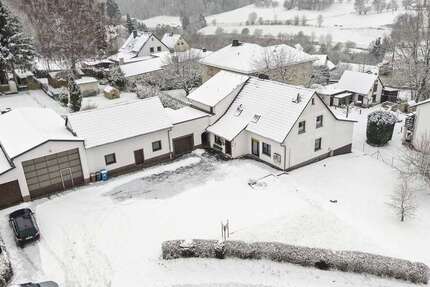 Platz ohne Grenzen: Zweifamilienhaus mit Halle für Familie & Anleger - Haus Weinbach | Angebot:25025563