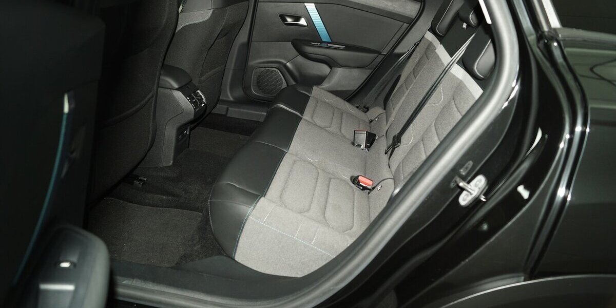 Citroen e-C4 e- 136 Shine 50 KWh LED CARPLAY 43.800 km 16.890 &euro; Lich 35423