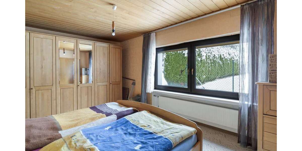 Platz ohne Grenzen: Zweifamilienhaus mit Halle für Familie & Anleger - Zweifamilienhaus Weinbach | Angebot:25025563