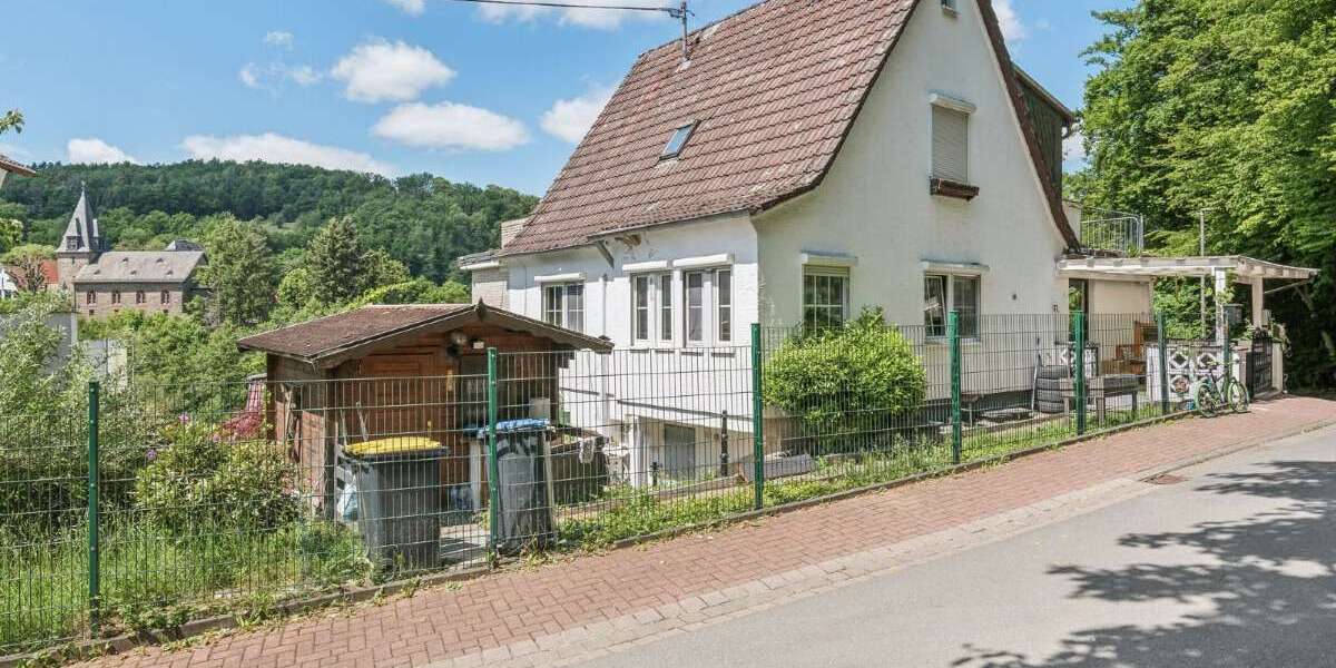 Vielseitiges Zweifamilienhaus mit Ausblick und Garten - Mehrfamilienhaus, Wohnhaus Weilrod | Angebot:21142457