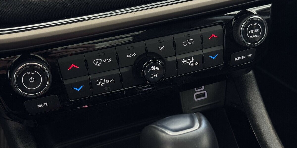 Jeep Compass Limited Plug-In 1.Hand 4WD FULL LED 360° 52.400 km 24.220 &euro; Lich 35423