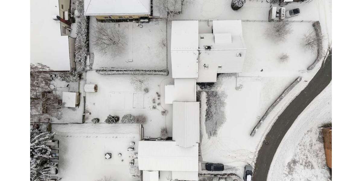 Platz ohne Grenzen: Zweifamilienhaus mit Halle für Familie & Anleger - Zweifamilienhaus Weinbach | Angebot:25025563