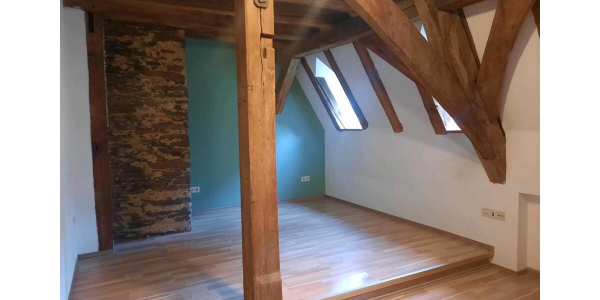 Dachgeschoßwohnung Hungen - 5 Zimmer, 140 m&sup2;, 195.000&euro; | Angebot:26866328