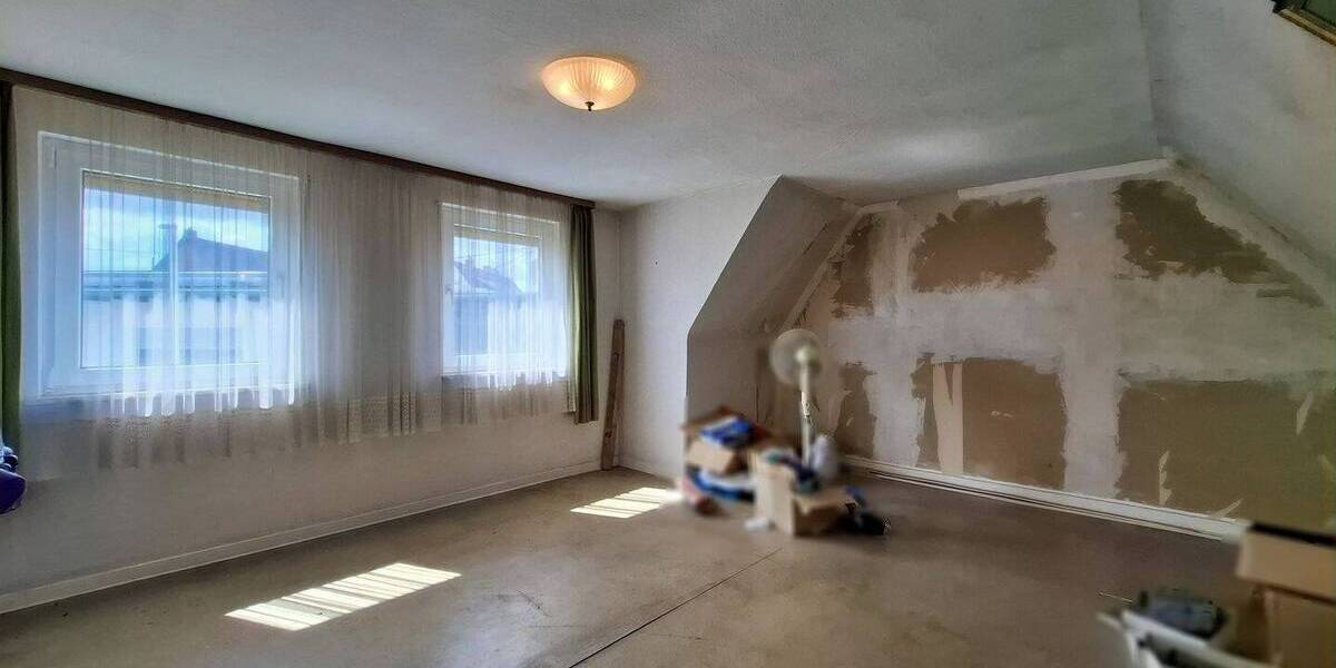 Einfamilienhaus Lich - 9 Zimmer, 245 m&sup2;, 330.000&euro; | Angebot:25685936