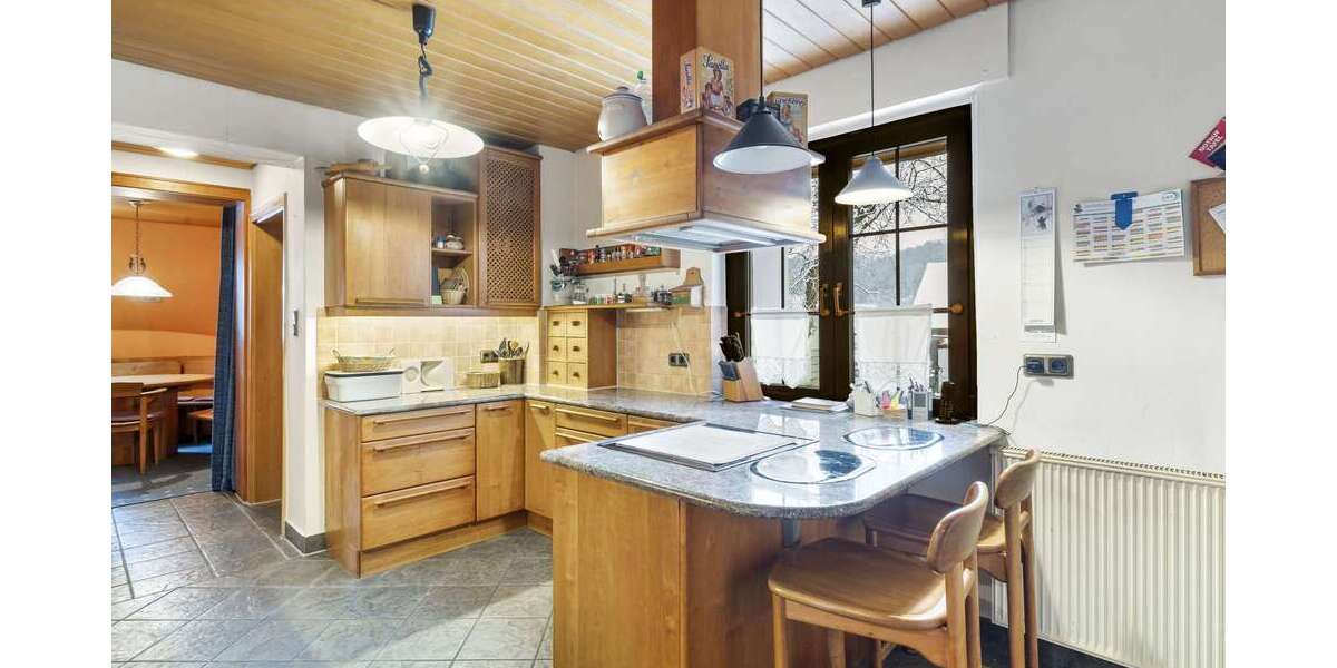 Platz ohne Grenzen: Zweifamilienhaus mit Halle für Familie & Anleger - Zweifamilienhaus Weinbach | Angebot:25025563