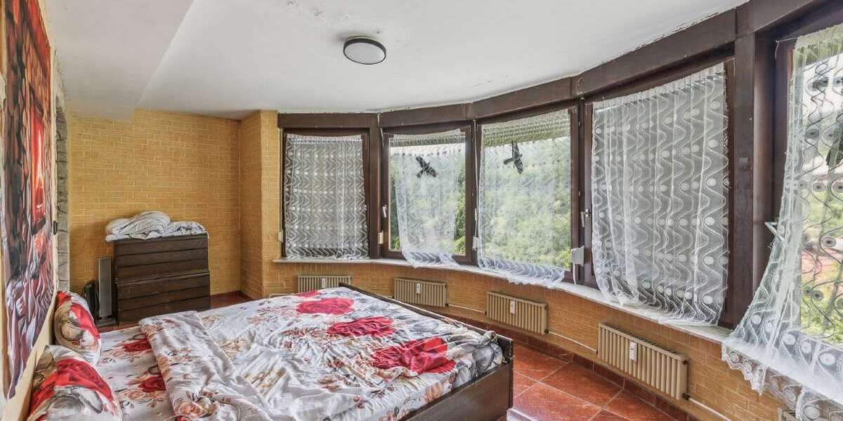 Vielseitiges Zweifamilienhaus mit Ausblick und Garten - Mehrfamilienhaus, Wohnhaus Weilrod | Angebot:21142457