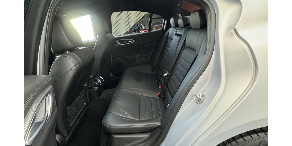 Alfa Romeo Giulia 2.0 Competizione Q4 Turbo Panoramadach 17.100 km 38.460 &euro; Lich 35423