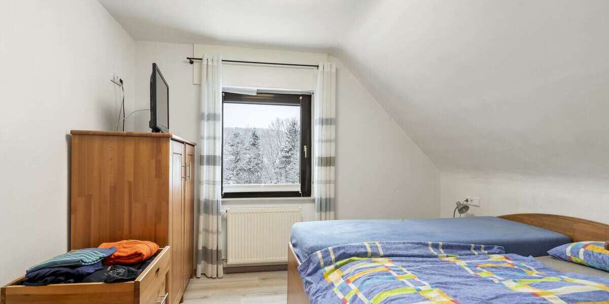 Platz ohne Grenzen: Zweifamilienhaus mit Halle für Familie & Anleger - Zweifamilienhaus Weinbach | Angebot:25025563