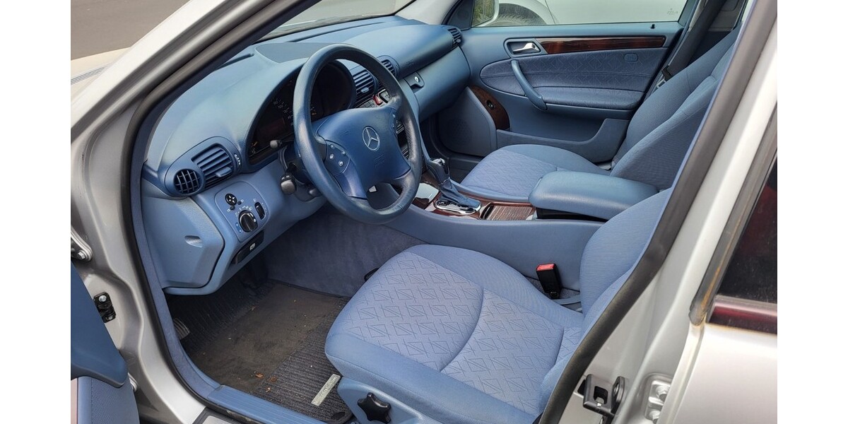 Mercedes-Benz 220 66.300 km 8.900 &euro; Linden 35440