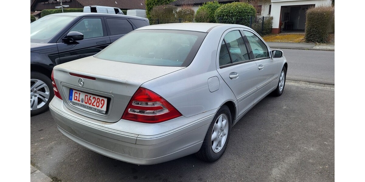 Mercedes-Benz 220 66.300 km 8.900 &euro; Linden 35440