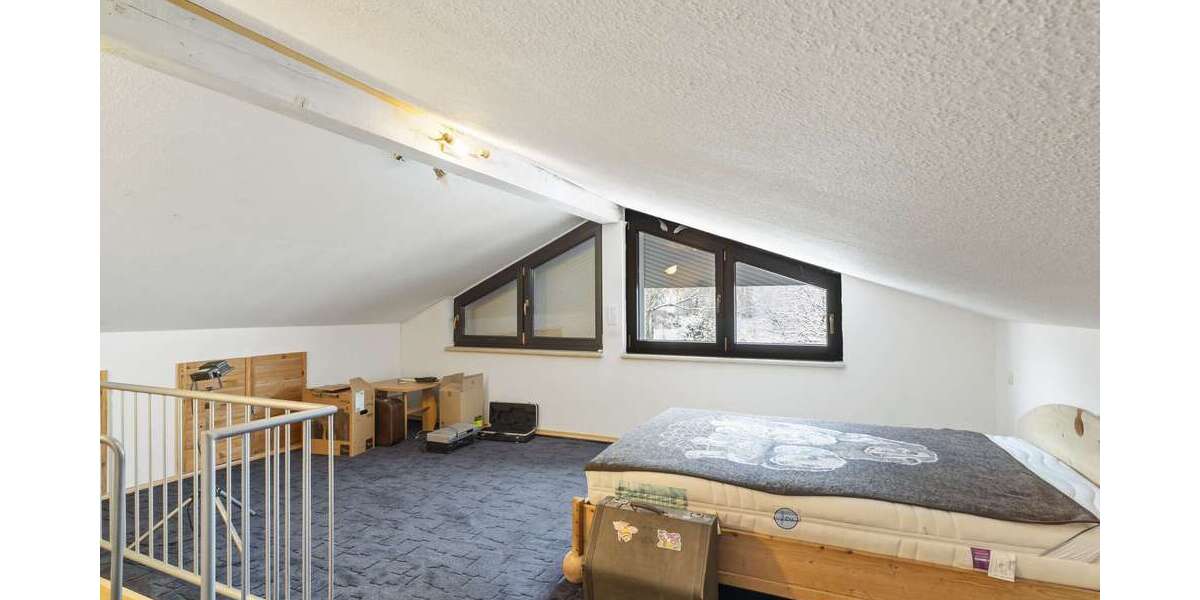 Platz ohne Grenzen: Zweifamilienhaus mit Halle für Familie & Anleger - Zweifamilienhaus Weinbach | Angebot:25025563