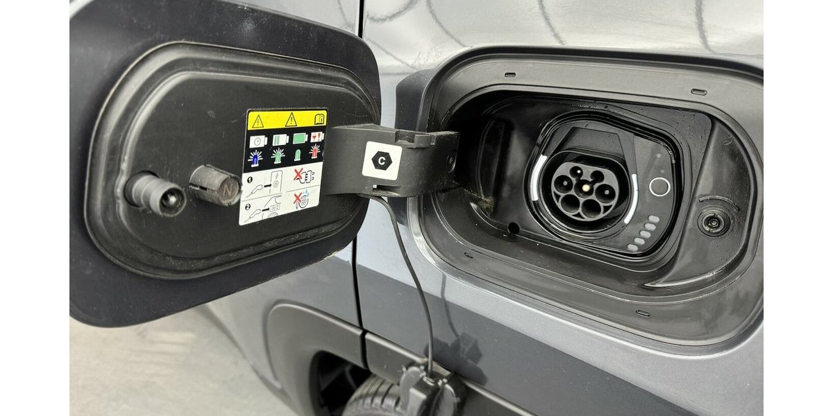 Jeep Compass Limited Plug-In 1.Hand 4WD FULL LED 360° 52.400 km 24.220 &euro; Lich 35423