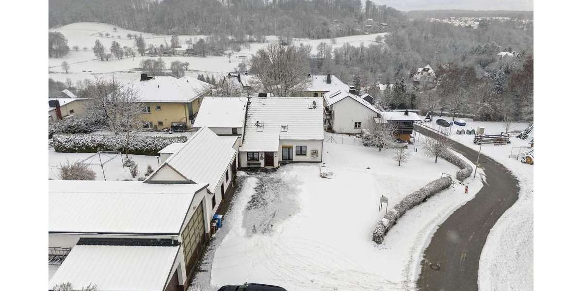 Platz ohne Grenzen: Zweifamilienhaus mit Halle für Familie & Anleger - Zweifamilienhaus Weinbach | Angebot:25025563