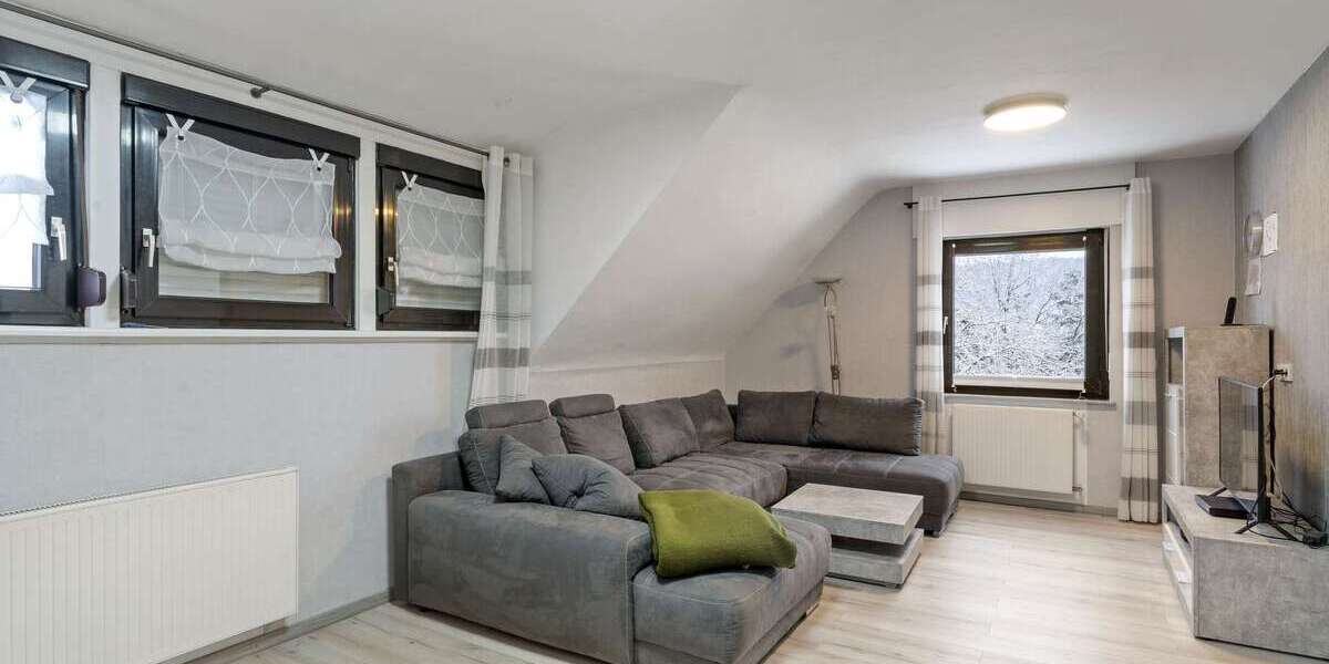 Platz ohne Grenzen: Zweifamilienhaus mit Halle für Familie & Anleger - Zweifamilienhaus Weinbach | Angebot:25025563