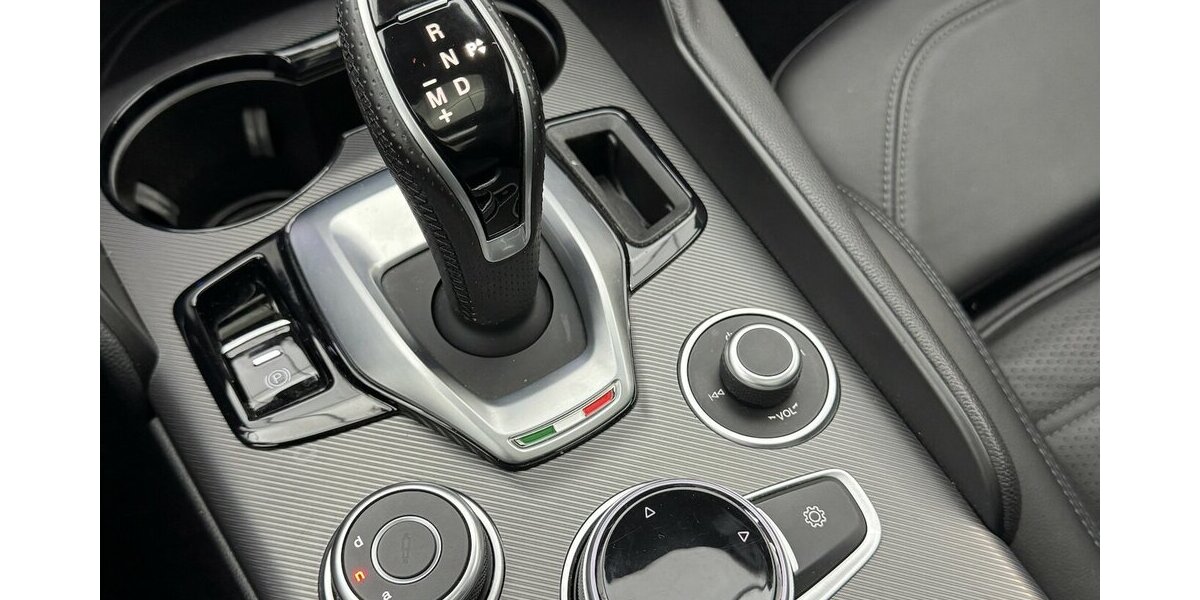 Alfa Romeo Giulia 2.0 Veloce Q4 Turbo Panoramadach Xenon 43.300 km 32.970 &euro; Lich 35423