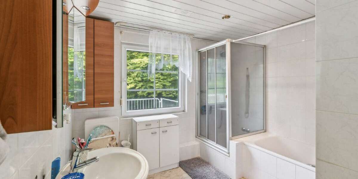 Vielseitiges Zweifamilienhaus mit Ausblick und Garten - Mehrfamilienhaus, Wohnhaus Weilrod | Angebot:21142457